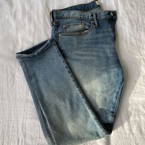 gap 32 x 30 light wash slim fit mens jeans!